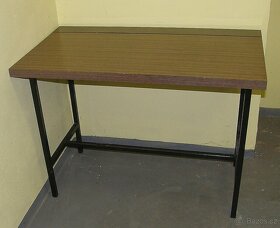 Pracovní stůl 105x60cm,105x65cm, 80x80cm.