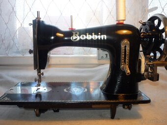 PŘENOSNÝ šicí stroj BOBBIN na KŮŽI - 220 V