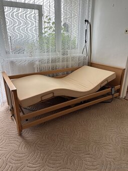Zdravotní elektricky polohovací postel s matrací