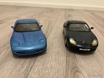 2xMaisto 1:24 modely aut Porsche 911 Carrera + Corvette