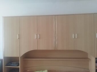 Horní rám se skříňkami nad manželskou postel 180 cm – levně
