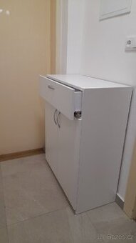 Bílá skříň - komoda