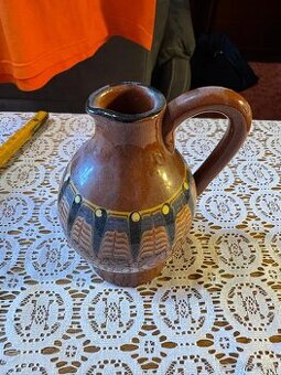 Rustikální keramický džbánek s lidovým dekorem