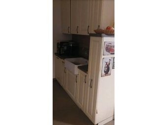 Krémová venkovská kuchyně s vestavěnými spotřebiči,5573