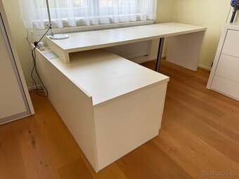 Psací stůl se šuplíky - od truhlářů.