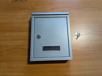 Kovová poštovní schránka