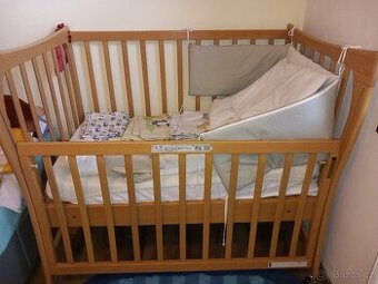 Dětská postýlka na kolečkách a výbava