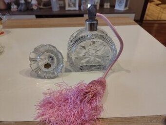 Staré rozprašovače z brúseného skla