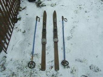 dřevěné staré lyže