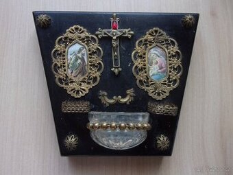 STARÝ OLTÁŘ S KROPENKOU, KŘÍŽEM A OBRÁZKY SVATÝCH