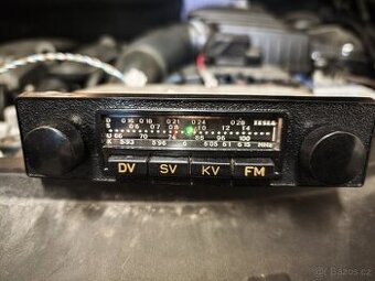 Staré autorádio do veterána Tesla.