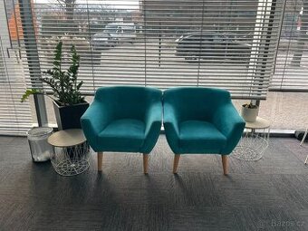 Šedý gauč a 2 modré křesla