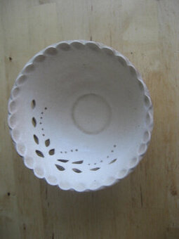 Keramická dekorativní miska děrovaná