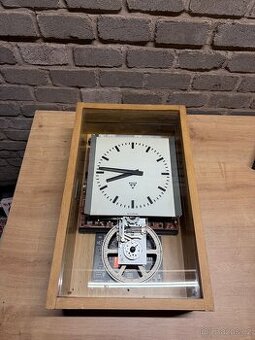 Mateřské hodiny PRAGOTRON – industriální vintage kus