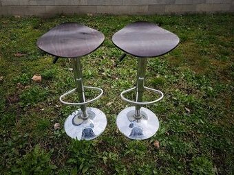 Pár barových židlí (zvedací, otočné, dřevo/kov)