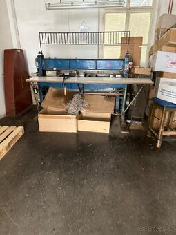 Výsekový / drážkovací stroj na karton – kartonáž