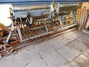 Secí stroj SAXONIA na traktor RS-09