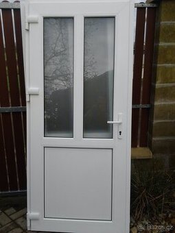 Prodám vchodové plastové dveře