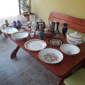 Vázy, talíře, misky.