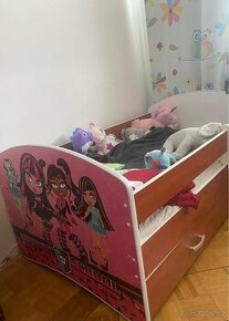 Dětská postel s úložným prostorem.