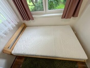 Dřevěná postel s matrací 120cm