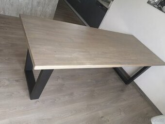 Jídelní stůl z masivu + židle zdarma