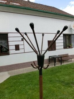 věšák kovový