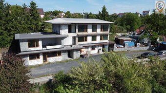 Jedinečný rozestavěný dům s výhledem na Vltavu a investičním