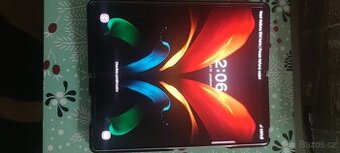 Samsung Galaxy Z Fold 2 5G v top stavu s černým krytem