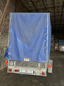 přívěs nákladní valníkový s konstrukcí a plachtou 750kg