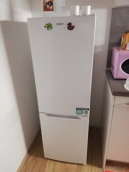 Menší lednice s mrazákem dole Candy