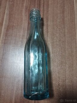 Stará láhev, sklenice, dóza