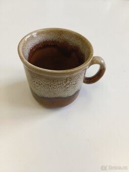 Keramický hrnek v hnědých tónech s matnou glazurou