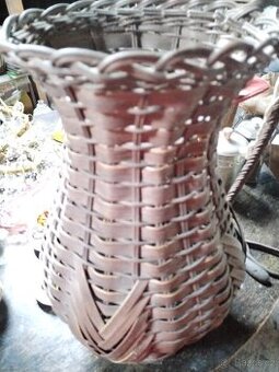 Velký starý proutěný demijon