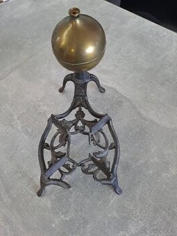 Starožitný litinový lihový vařič.