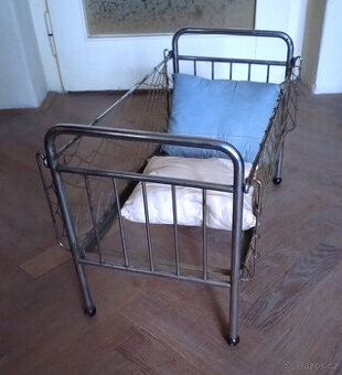 prvorepubliková kovová postýlka pro větší panenky