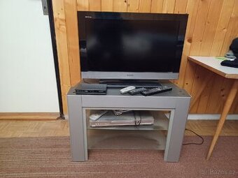 Televize, se top box, stolek a DVD přehrávač