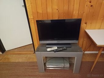 Televize, se top box, stolek a DVD přehrávač