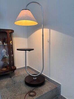 podlahová lampa chrom funkcionalismus