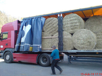 Prodám balíky sena a senáže, kamionem rozvezem po ČR. v ceně