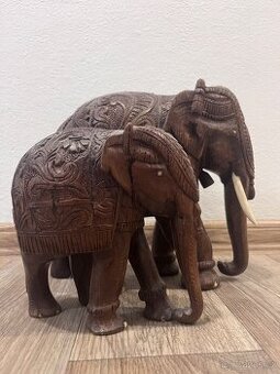 Ručně vyřezávání sloni  - sada ( 20cm + mládě)
