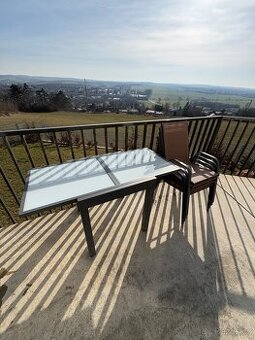 Zahradní set – rozkládací stůl + 4 židle (velmi dobrý stav)