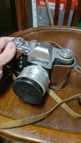 Starý foťák v koženém pouzdru Zenit 3M