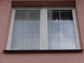 Nabízím plastové okno s dvojsklem a mřížkou š 152 v 141 cm.