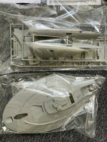 USS Voyager Revell 1:677 včetně nožiček