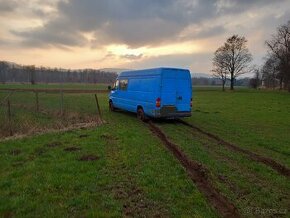 Poptávám na vysoké zadní pravé dveře. Mb sprinter