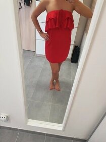 Červené šaty bez ramínek