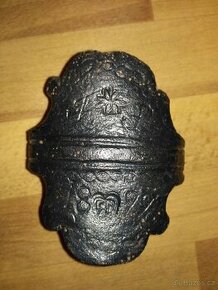Kovářská výzdoba datovaná r. 1899 na kování oje vozu - 1