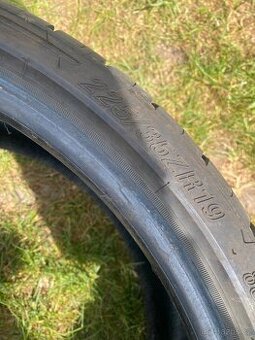 225/35 r19