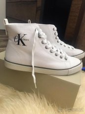 Sněhově bílé plátěné kotníkové tenisky Calvin Klein 39